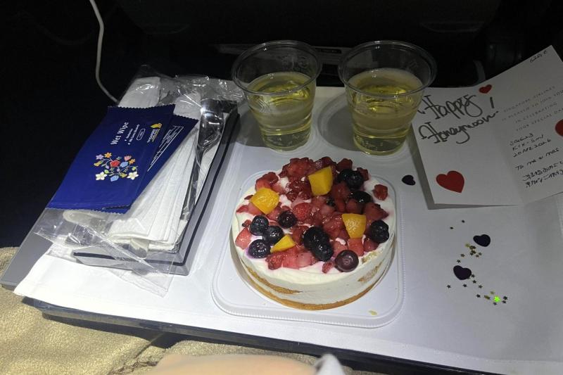 機内でのハネムーンケーキ♪