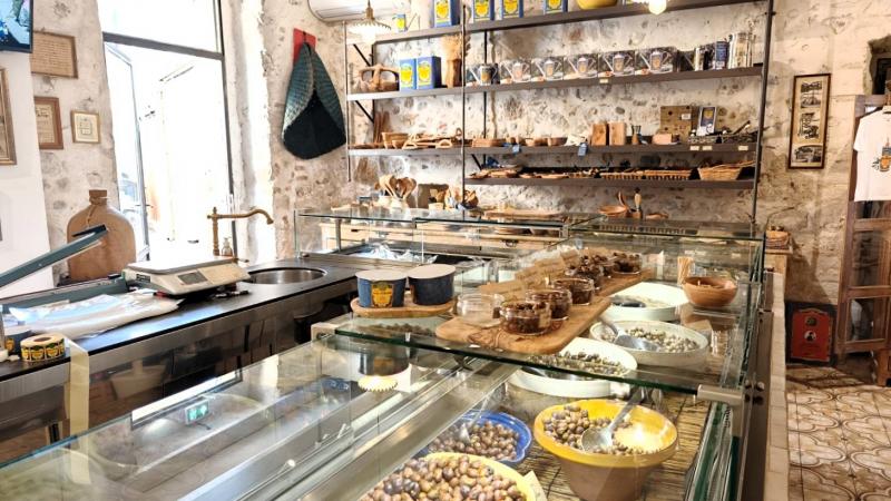 お店の奥のお部屋にオイルの試食コーナーもあります。オイル以外もあります