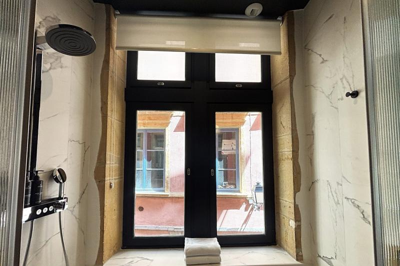 隣が丸見えなので窓は開けられないですね…