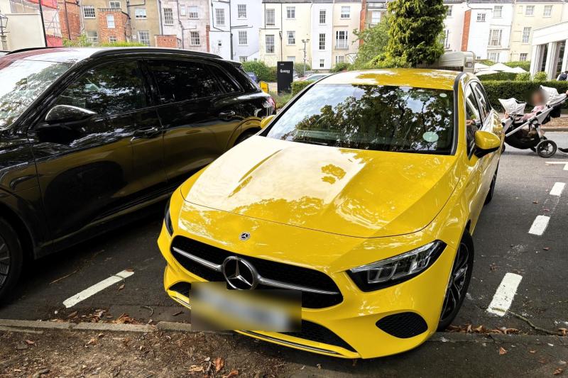 レンタカーで利用した黄色い車