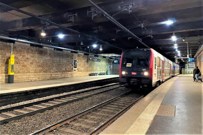 ヴェルサイユ＝シャトー駅行きの列車が到着！