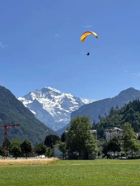 インターラーケンでパラグライダー体験