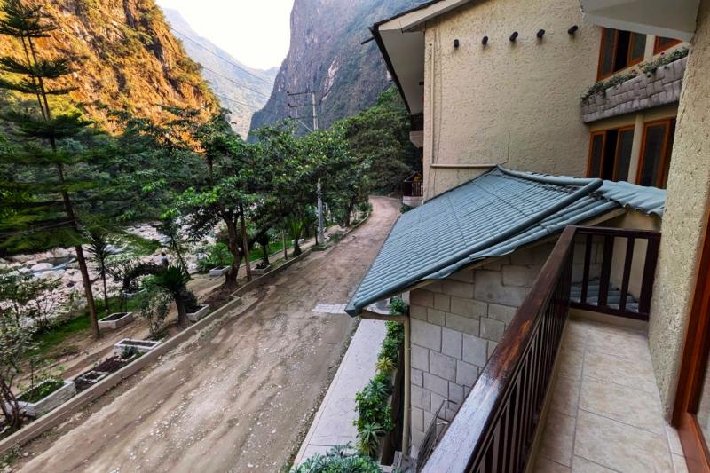 ベランダからの眺め。目の前には壮大な山と川の流れる景色が見られます