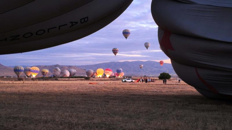 早朝、気球体験へ（カッパドキア）