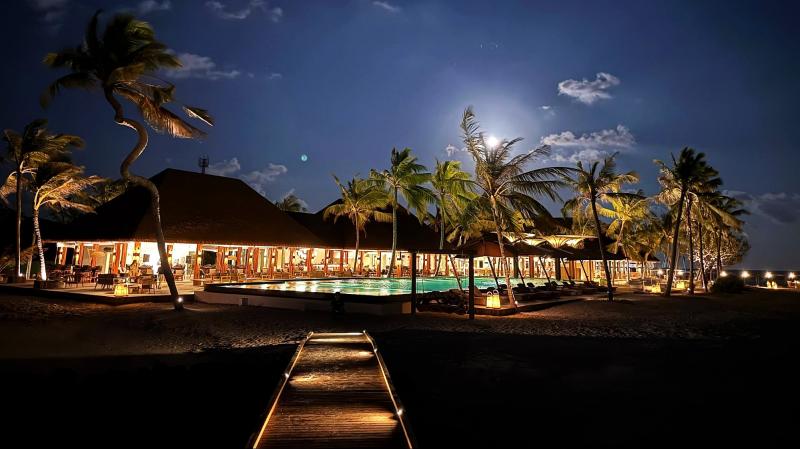 満月に照らされるバー。ロマンティックですね！