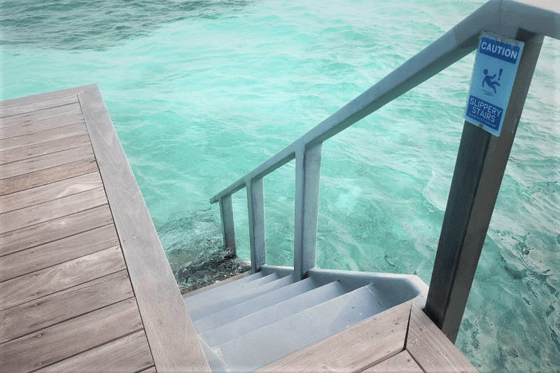 このようにデッキから海に直接降りられる階段も付いています！