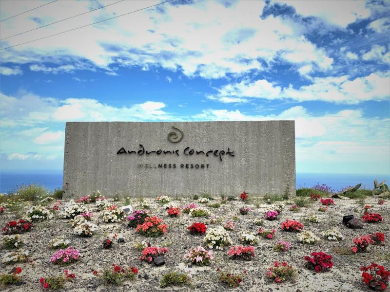 お花に囲まれたアンドロニス コンセプト ウェルネス リゾートの看板