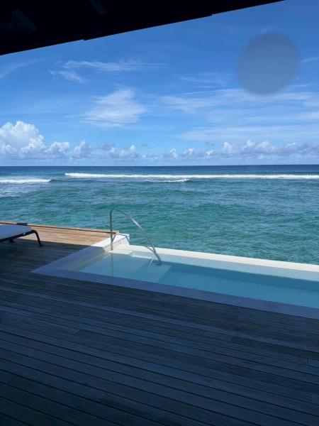 お部屋は角部屋を用意してくださり、窓からの景色からは一面の海！ 海しか見えない！ 最高！