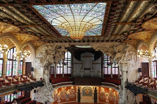 【カタルーニャ音楽堂】ガウディと同時代のモデルニスモを代表する建築家モンタネールの最高傑作。天井のステンドグラスのシャンデリアをはじめ、タイル、彫刻が美しく、現在もコンサートホールとして使用されています。見学はガイドツアーに参加。