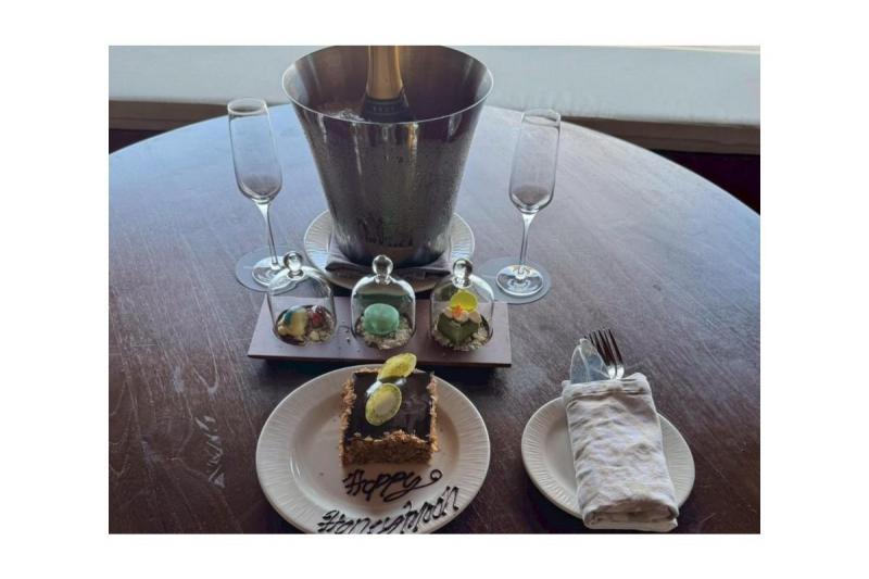 ウェルカムスイーツ、マカロンもケーキもチョコレートも全部美味しかったです
