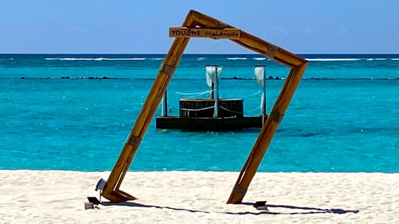 フォトフレームとフローティングディナーの小舟