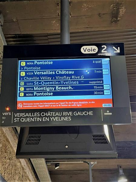 ヴェルサイユ＝シャトー駅に行かない電車も到着するので、ヴェルサイユ＝シャトー行きの電車が何本目に来るのか掲示板で確認しておきましょう。写真だと2番目です！