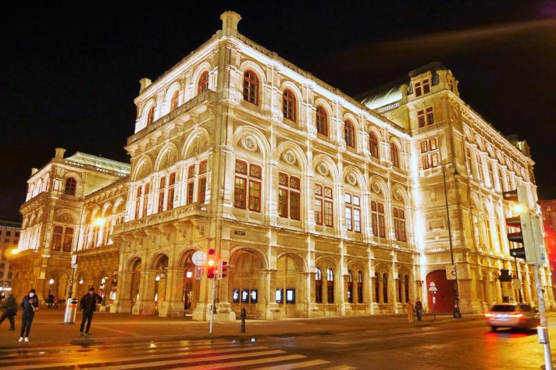夜の「ウィーン国立歌劇場」はまた雰囲気がかわります