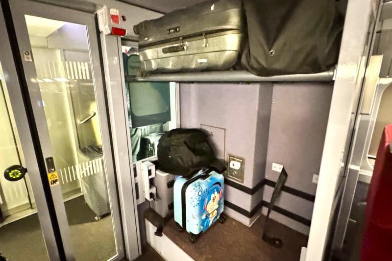 荷物置き場も各車両の1階と2階にありますが…