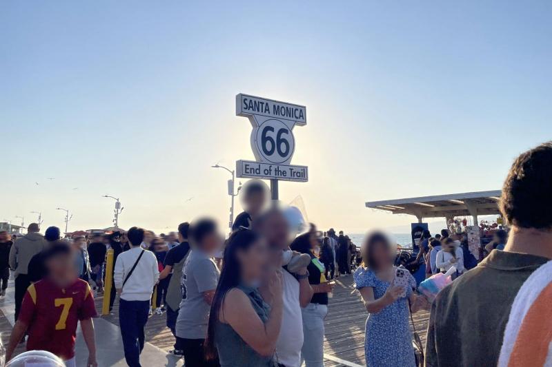 サンタモニカ ピアにある有名スポット「ルート66」の西側最終地点の標識