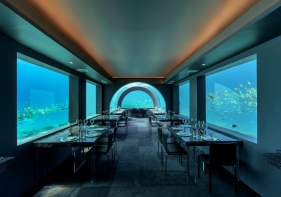 ●ユー アンド ミー バイ コクーンの「H2O」360度海の中の景色を眺められる水中レストランで、セットメニューを提供しています。