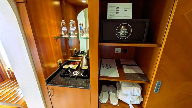 セーフティボックスやスリッパ、カフェコーナー