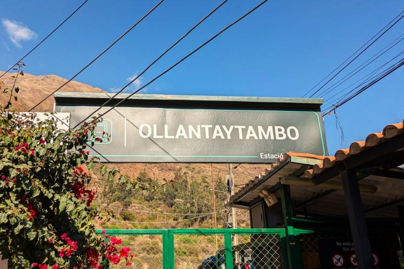オリャンタイタンボ駅の標識