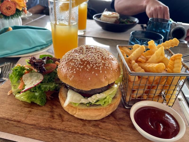 コーストビーチ クラブ＆ビストロでランチ。美味しかったビーフバーガー