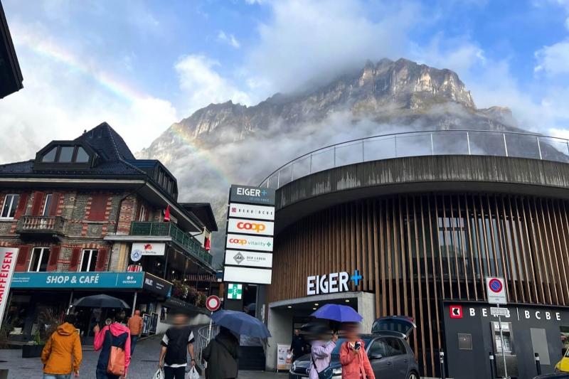 グリンデルワルトです。天候に恵まれていませんでしたが、青空が現れ始めふと空を見上げたら綺麗な虹がかかってました