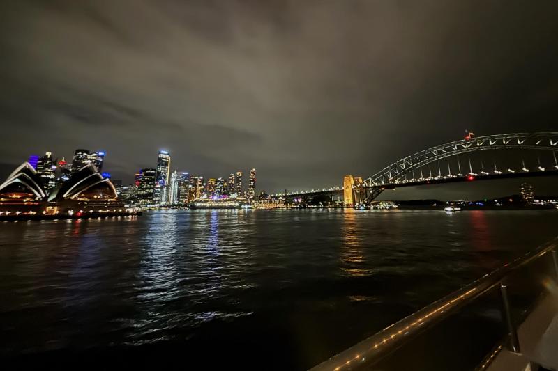 シドニー湾ディナークルーズで船上から撮影した港の夜景