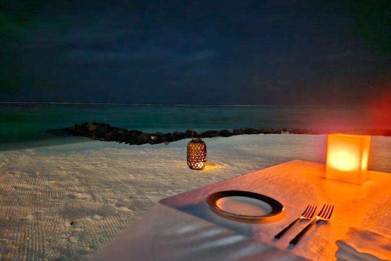 ハネムーン特典のビーチサイドディナー。写真より実際暗いです（笑）