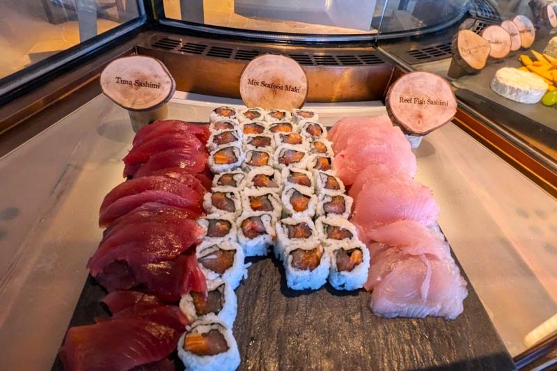 刺身や巻きずし、カリフォルニアロールもありました