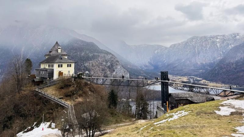 白い建物が展望台です