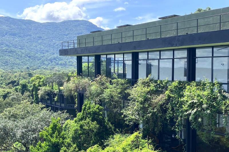 まさしく自然と一体化しているヘリタンス カンダラマの外観