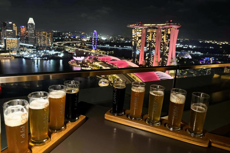シンガポールの夜景を見ながらビールの飲み比べ