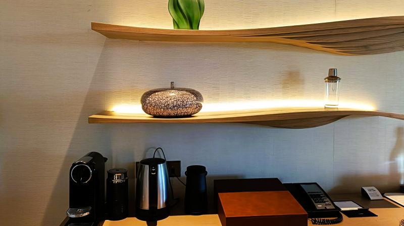 コーヒー＆ティーセットとケトル。スタイリッシュな棚の飾り