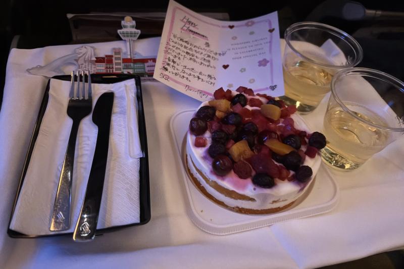 機内でサプライズケーキ＆シャンパン