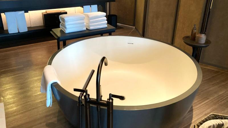 バスタブは余裕でふたり入れる広さ