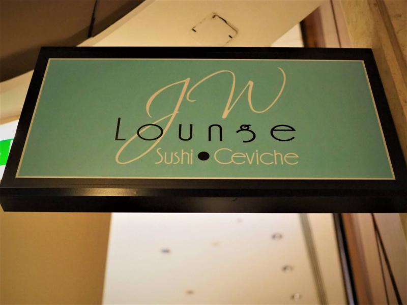 JW Sushi Ceviche Loungeの看板。ランチとディナーにオープン