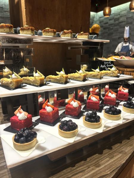 フラワリでのビュッフェ。全部食べたくなる魅惑のスイーツたち