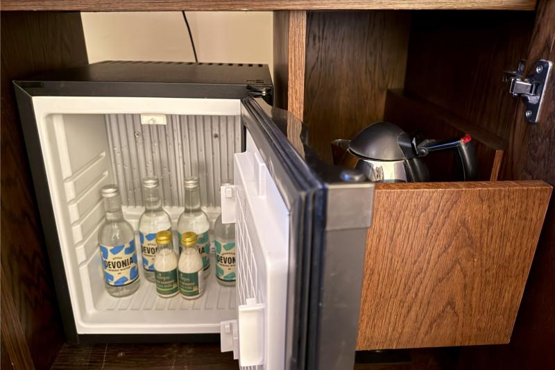 無料のお水、炭酸水、ミルクの入った冷蔵庫