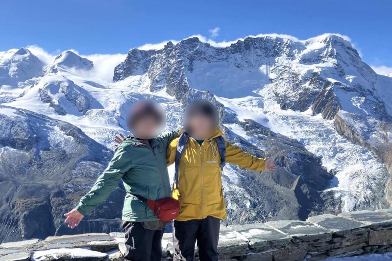 雄大なアルプスの山々を背景に