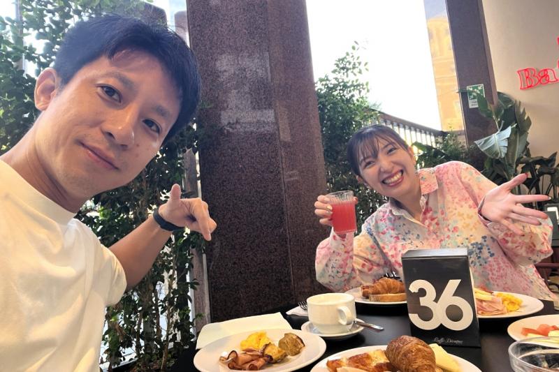 ローマのホテル内のカフェでの朝食