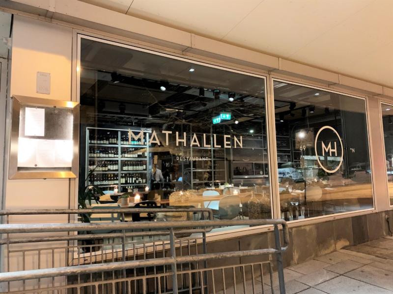 MATHALLENは、ガラス張りのスタイリッシュなレストラン
