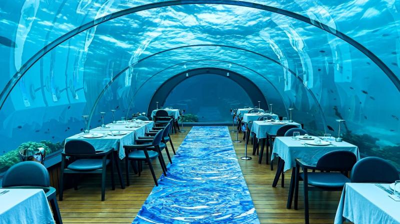 日没前のフラワリの水中レストランの様子