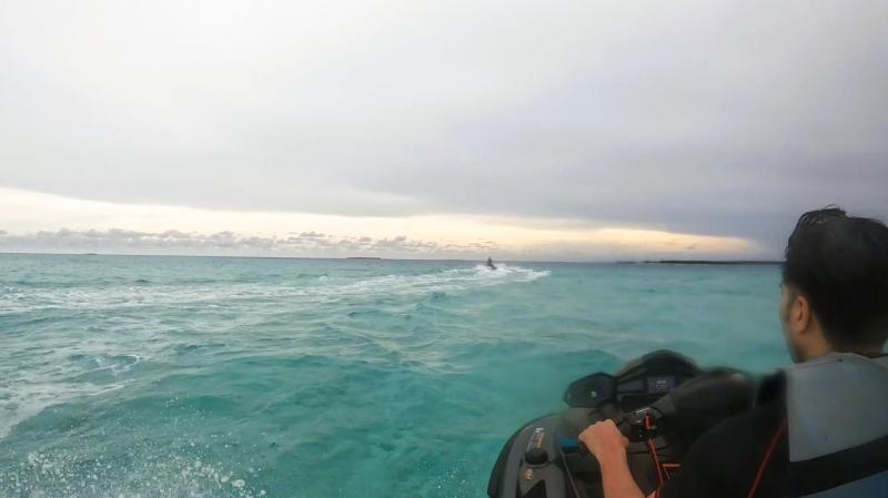 島から離れたエメラルドブルーの海