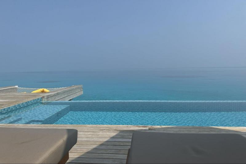 部屋のプールの向こうには、見渡す限りの海