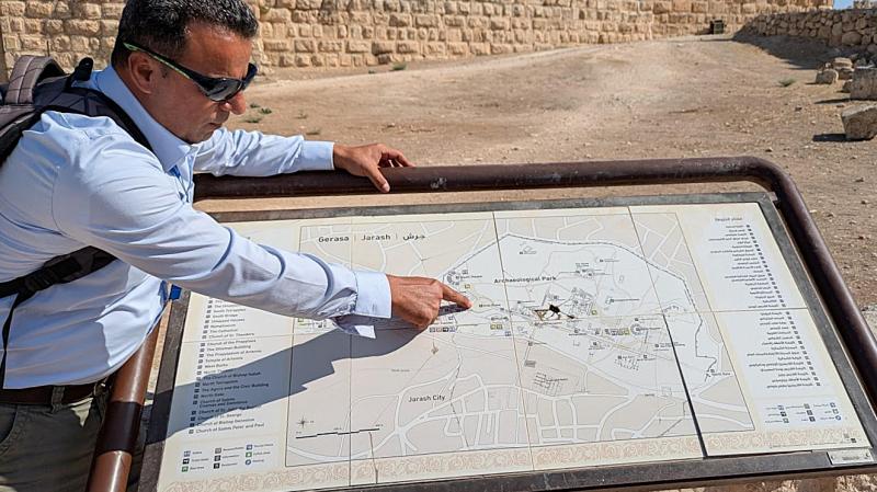 ジェラシュ遺跡について、地図をもとにていねいに説明してくれた、ガイドのモサさんです。ガイドさんがいると、よりこの遺跡について知ることができるので、ぜひガイドさんと一緒にまわってみましょう！