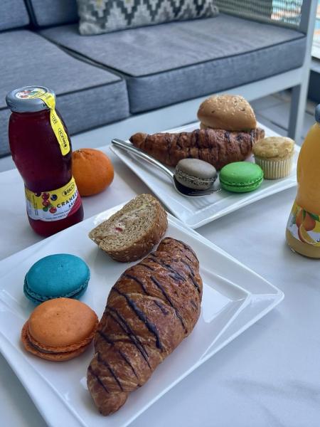 ラウンジでの軽食