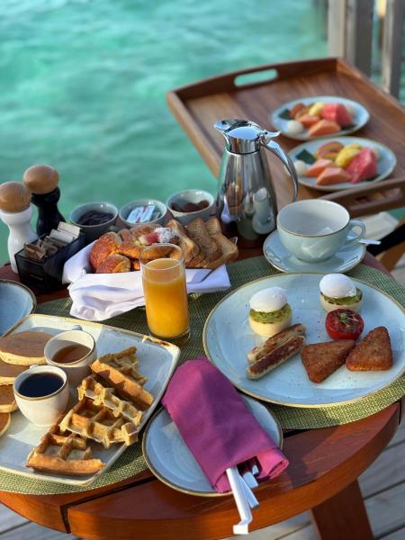 1回だけ朝ごはんを部屋に持ってきてくれるプランでした！ 海がきれいすぎて朝からチル出した♪