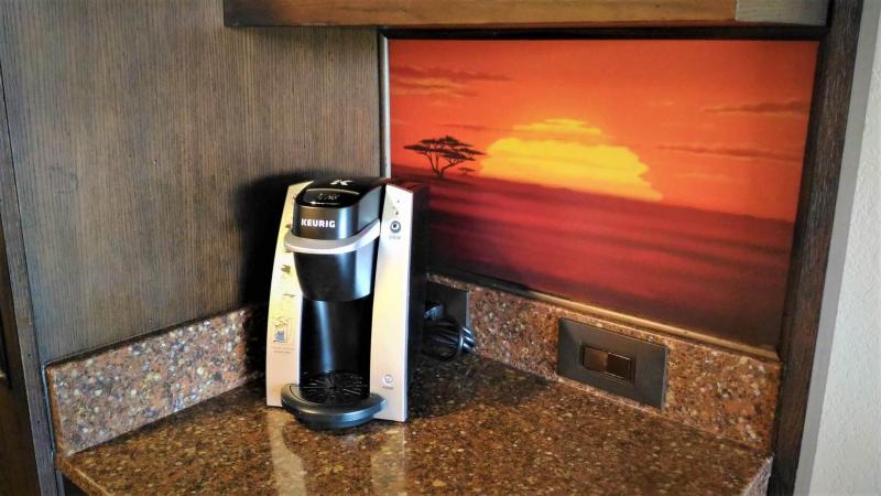 コーヒーマシンも完備。壁の絵にもアフリカを感じさせるこだわりが♪