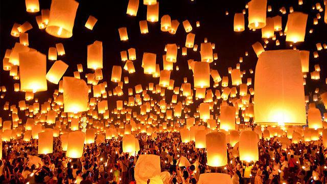 【行ってみたい絶景スポットは？】チェンマイのコムローイ祭り（タイ）これは絶景スポットになるのかどうか、「イーペンサンサーイ」と呼ばれるチェンマイの仏教のお祭の映像を初めて見た時には、その息を呑む美しさに釘付けになりました。神への感謝と祈りを込めて、何万ものコムローイ（熱気球）がゆっくりと夜空に昇っていく姿は幻想的で、いつか私もあの中でコムローイを放ってみたいです。