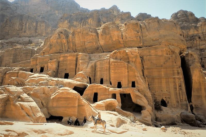 ヨルダン観光のハイライト、ペトラ遺跡観光付き！