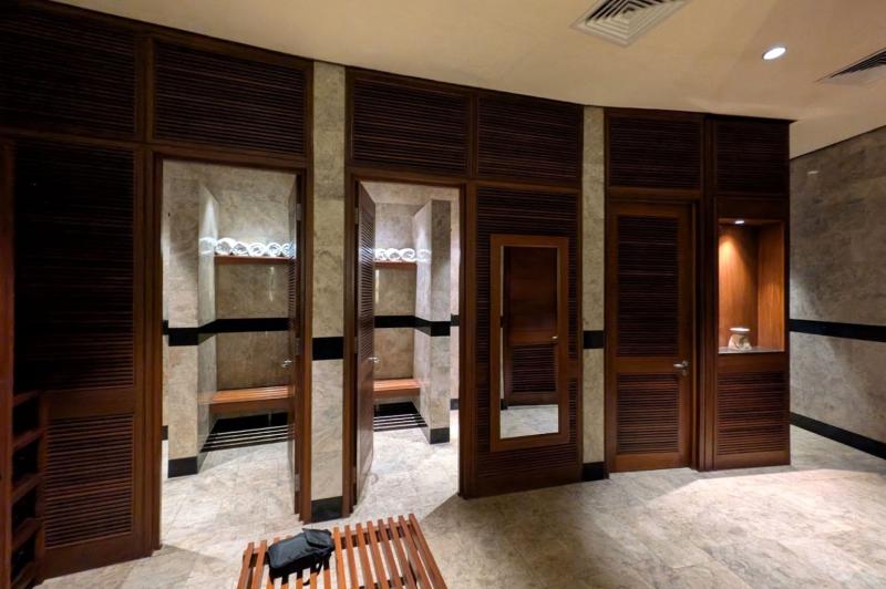 更衣室にはシャワールームが2か所。サウナとロッカーもあります