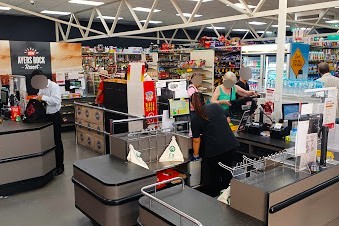 スーパーには生活用品や食品も豊富ですね